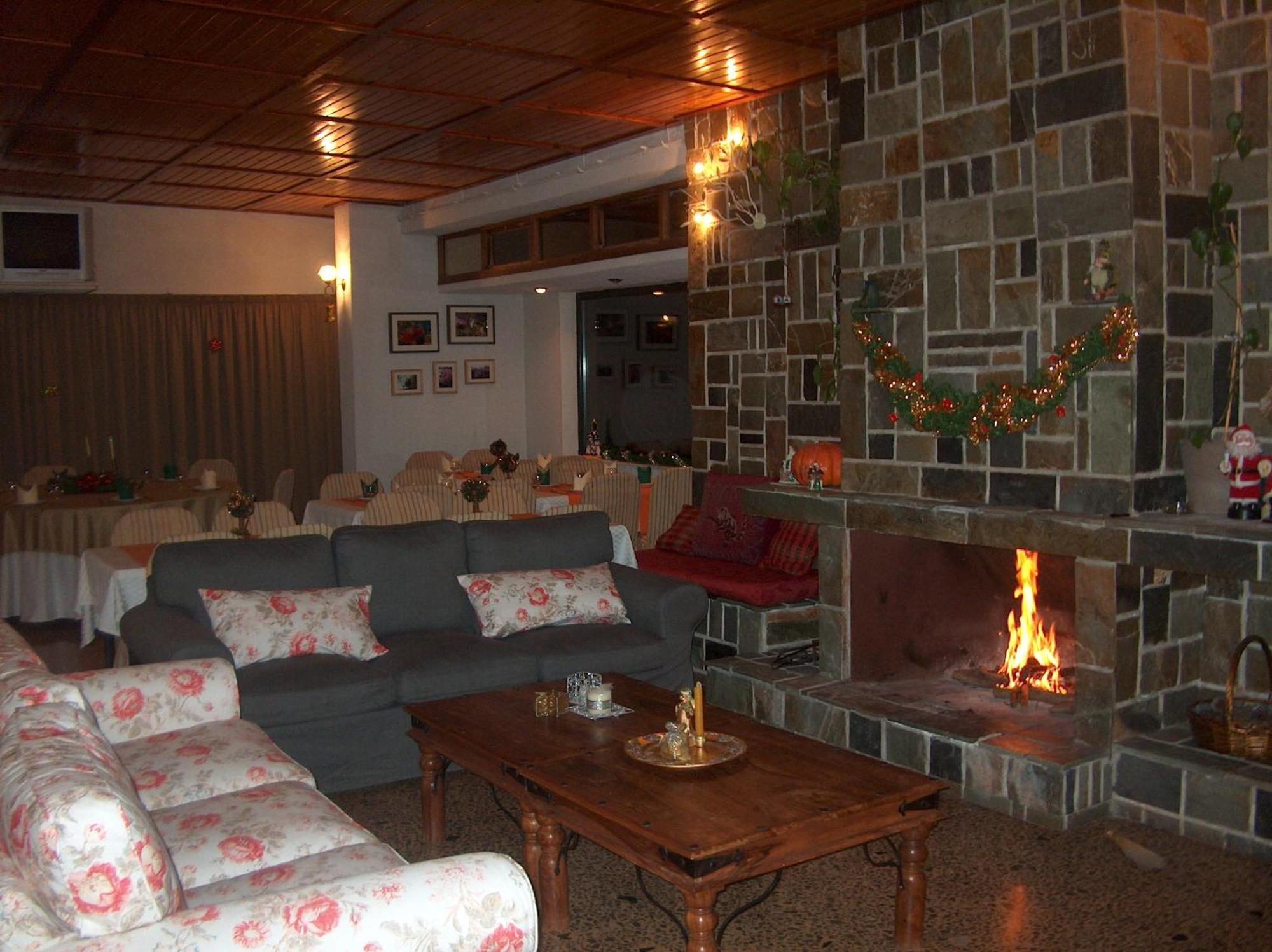 דלפי Chrissa Camping Rooms & Bungalows מראה חיצוני תמונה