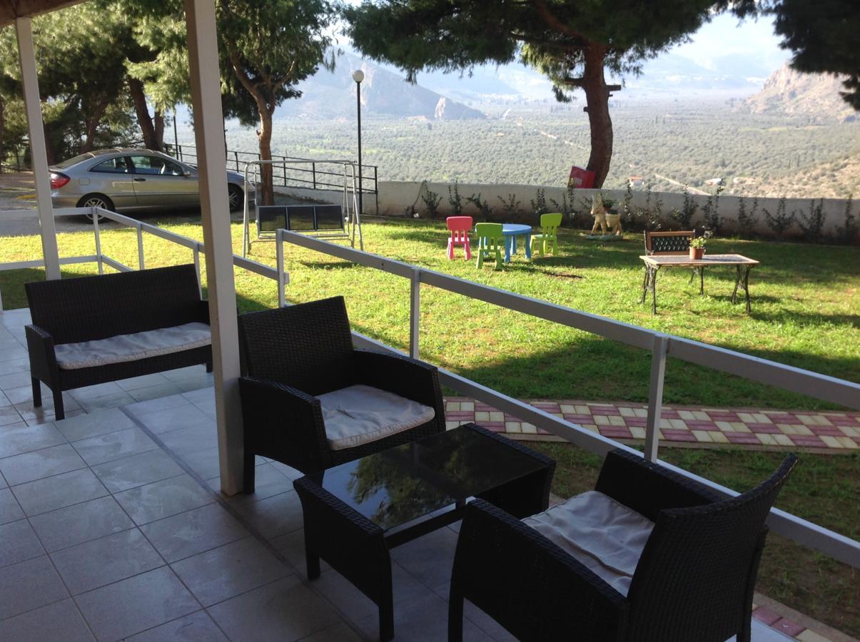 דלפי Chrissa Camping Rooms & Bungalows מראה חיצוני תמונה